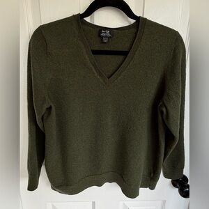 Lord & Taylor Women's V-Neck Sweater in Olive 100% Wool